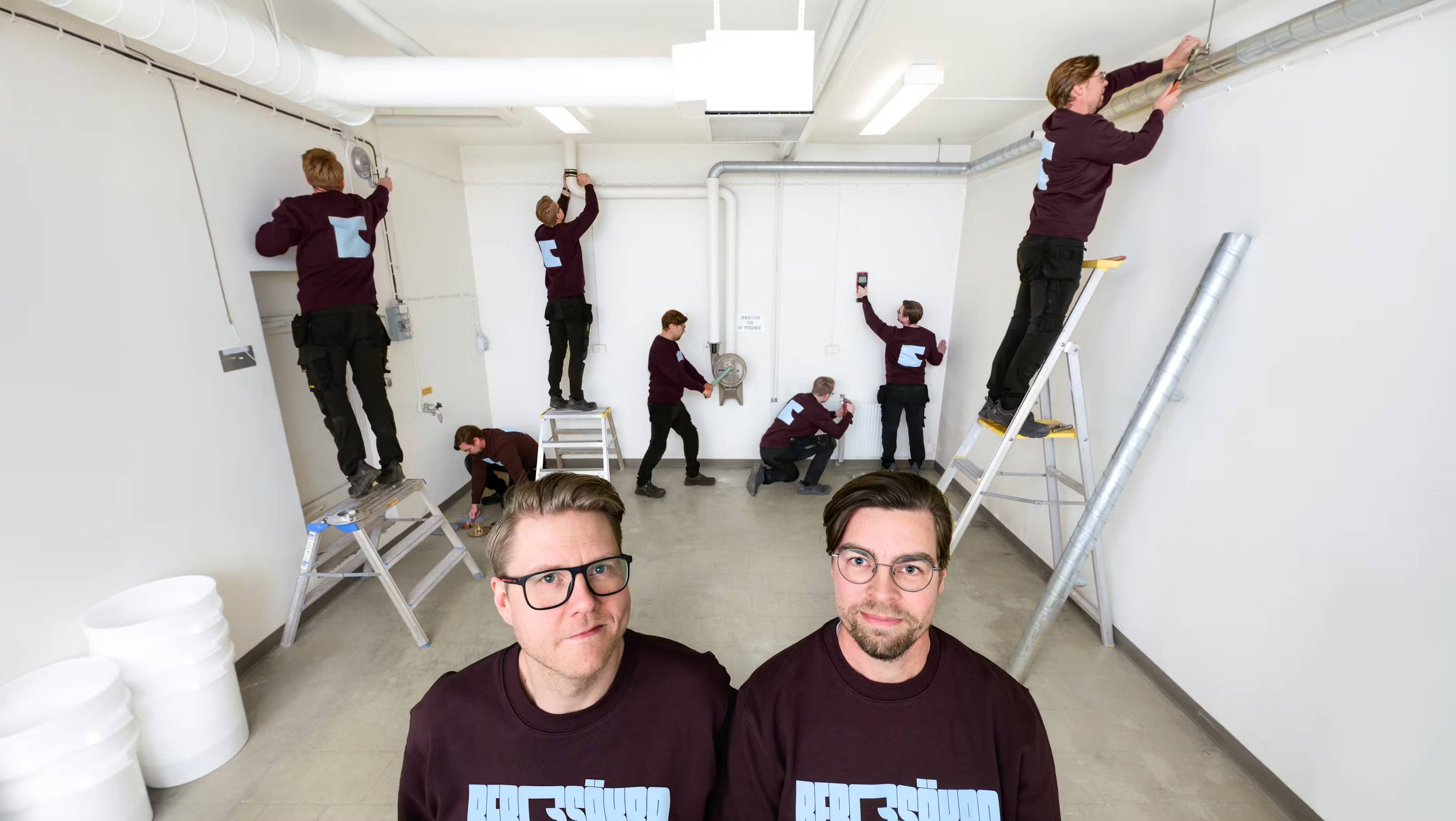 Ägarna till Bergsäkra står i förgrunden med flera versioner av sig själva i bakgrunden som utför olika delar av besiktning av skyddsrum